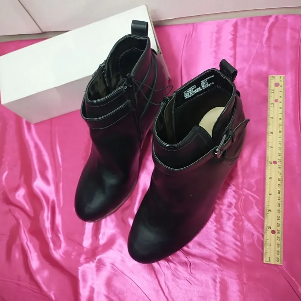 Time and True Womans SZ 11 W Ankle Boots Memory Foam Black Side Zip .